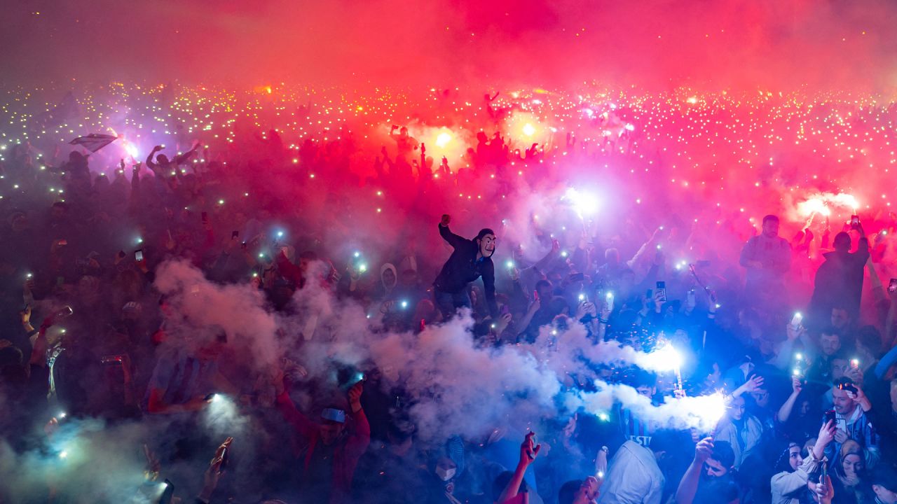 Los seguidores del Trabzonspor celebran tras ganar el título de campeón de la Superliga turca de fútbol, en Estambul. | Foto:YASIN AKGUL / AFP