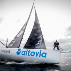 El patrón francés Eric Bellion navega con su monocasco Imoca 60 "Altavia - Comme un seul Homme" frente a las costas de Bretaña, al oeste de Francia. | Foto:LOIC VENANCE / AFP
