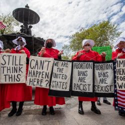Miembros de los Boston Red Cloaks se reúnen cerca de la estación de tren de la calle Park mientras protestan por la posible anulación de Roe vs. Wade y piden que se apoye la elección de todas las mujeres en Estados Unidos. | Foto:JOSEPH PREZIOSO / AFP