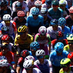 Los ciclistas desfilan por Palmi antes de la salida de la 6ª etapa del Giro de Italia 2022, 192 kilómetros entre Palmi y Scalea, Calabria. | Foto:Luca Bettini / AFP