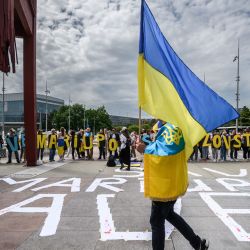 Los ucranianos realizan una protesta frente a la Oficina de las Naciones Unidas durante la sesión extraordinaria del Consejo de Derechos Humanos de la ONU sobre la guerra en Ucrania, en Ginebra. | Foto:FABRICE COFFRINI / AFP