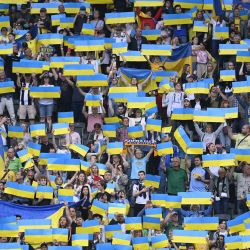 Simpatizantes de Ucrania levantan banderas ucranianas durante el partido de fútbol amistoso entre el club de la primera división alemana Borussia Moenchengladbach y la selección nacional de fútbol de Ucrania, como preparación para el próximo partido de repechaje de Ucrania en la Copa del Mundo, en Moenchengladbach, oeste de Alemania. | Foto:INA FASSBENDER / AFP