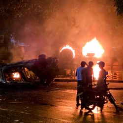 Un autobús arde cerca de la residencia oficial del primer ministro saliente de Sri Lanka, Mahinda Rajapaksa, en Colombo. - Al menos tres personas murieron y más de 150 resultaron heridas en una ola de violencia entre partidarios del gobierno y manifestantes que exigían la dimisión del presidente Gotabaya Rajapaksa. | Foto:ISHARA S. KODIKARA / AFP