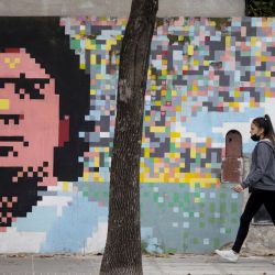 Una mujer camina frente a un mural en homenaje al fallecido ex futbolista argentino, Diego Armando Maradona, en el barrio de San Telmo, en la ciudad de Buenos Aires. | Foto:Xinhua/Martín Zabala