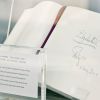 El libro de visitas firmado por la reina de Gran Bretaña el día de la apertura del McLaren Technology Center.