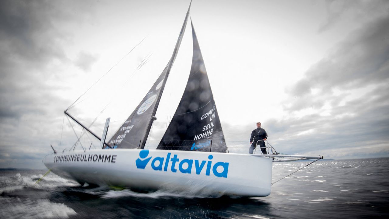 El patrón francés Eric Bellion navega con su monocasco Imoca 60 "Altavia - Comme un seul Homme" frente a las costas de Bretaña, al oeste de Francia. | Foto:LOIC VENANCE / AFP