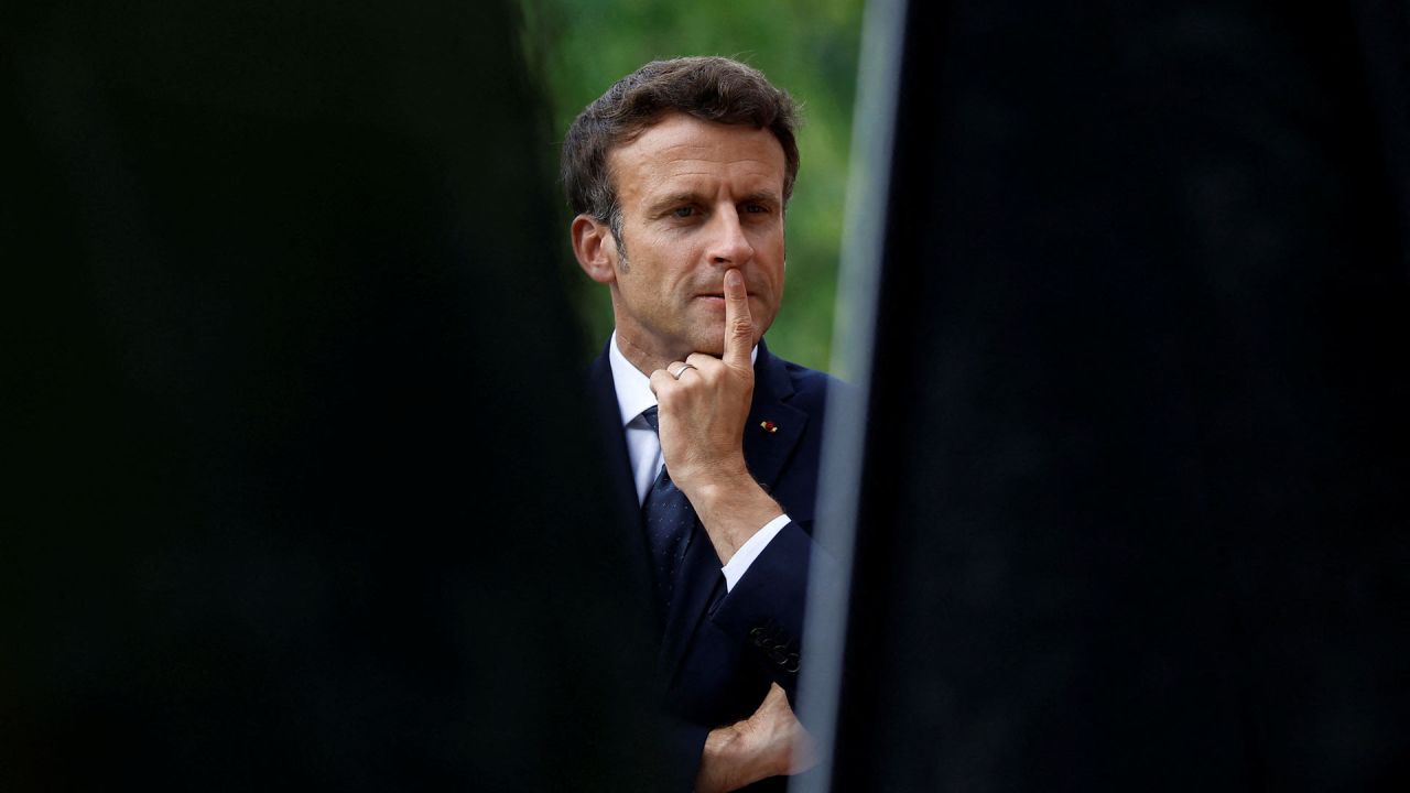 El presidente francés Emmanuel Macron asiste a una ceremonia en los Jardines de Luxemburgo para conmemorar la abolición de la esclavitud y rendir homenaje a las víctimas de la trata de esclavos, en París. | Foto:CHRISTIAN HARTMANN / POOL / AFP