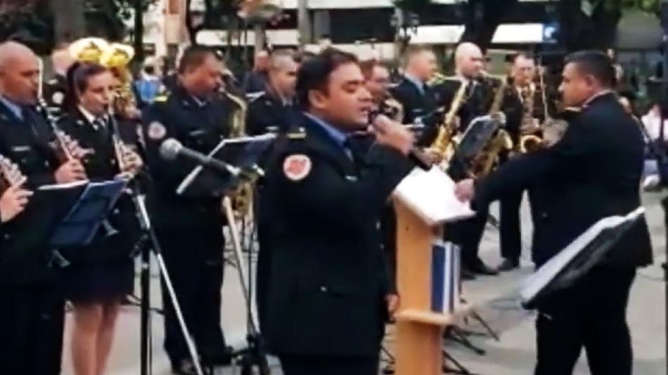 Javier, el policía que cantó Universo Paralelo en Plaza San Martín 20220512