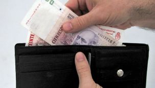 Billetera con pesos