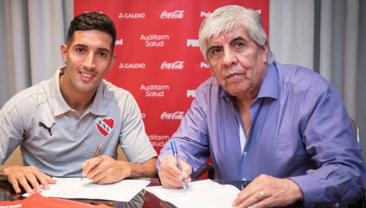 Gonzalo Verón al momento de firmar su contrato con Independiente junto a Hugo Moyano.