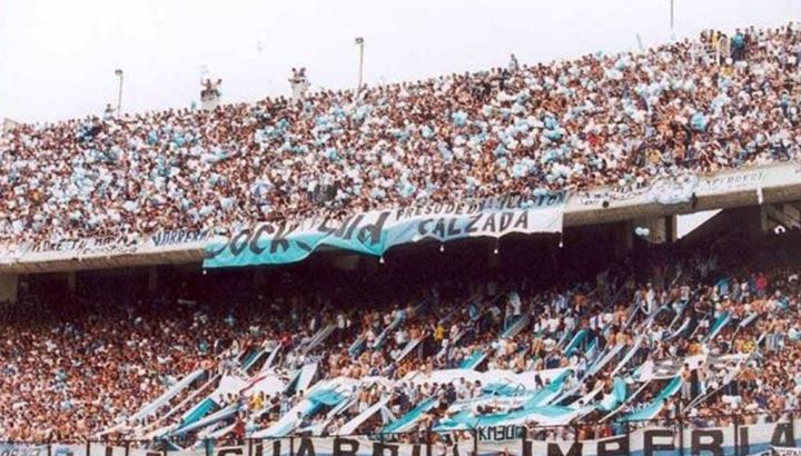 La hinchada de Racing en la Bombonera, cuando en el fútbol argentino había visitantes. 