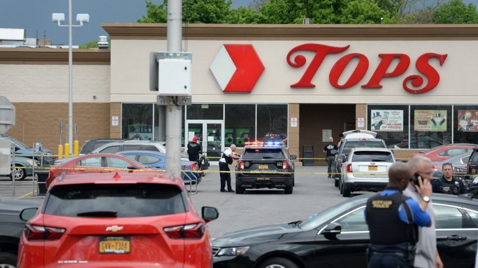 Un hombre desató una masacre en un comercio de Buffalo. Mató a 10 personas antes de ser detenido.