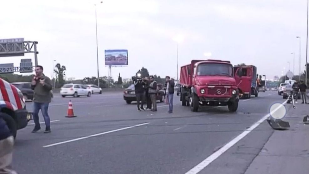 El camión que fue chocado por un auto en la Panamericana. El conductor del vehiculo liviano escapó del lugar.
