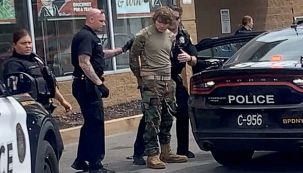 Consumada la matanza en el supermercado de Buffalo, Payton Gendron dejó su arma y se entregó a la policía sin resistencia.