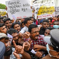 Los manifestantes participan en una manifestación antigubernamental fuera de la sede de la policía de Sri Lanka en Colombo. Ishara S. Kodikara / AFP | Foto:AFP