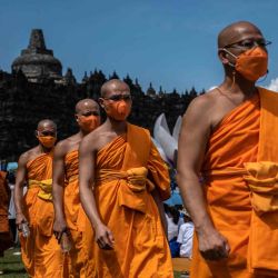 Los monjes y devotos budistas participan en un desfile para celebrar el Día de Vesak en el Templo Borobudur en Magelang, Java Central. Juni Kriswanto / AFP | Foto:AFP