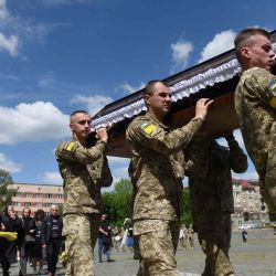 Los militares ucranianos llevan el ataúd de Yuriy Huk, un militar ucraniano, asesinado durante la invasión rusa de Ucrania, en su funeral en la Iglesia de los Santos Peter y Paul Garrison, en la ciudad ucraniana occidental de Lviv. Yuriy Dyachyshyn / AFP | Foto:AFP