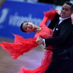 Nguyen Duc Hoa (R) de Vietnam y Nguyen Thi Hai Yen compiten en el evento Dancesport durante los 31 Juegos del Sudeste Asiático (Juegos SEA) en Hanoi. NHAC Nguyen / AFP | Foto:AFP