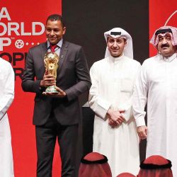 El ex ganador y futbolista brasileño Gilberto Silva (2nd-L) tiene el trofeo de la Copa Mundial de la FIFA durante la gira de trofeos en el Sheikh Jaber Al-Ahmad Cultural Center en Kuwait City. Yasser al-Zayyat / AFP / AFP  | Foto:AFP