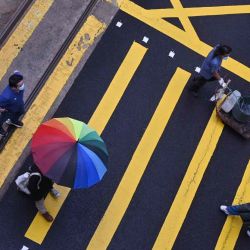 La gente cruza un cruce de peatones en Hong Kong. Peter Parks / AFP | Foto:AFP
