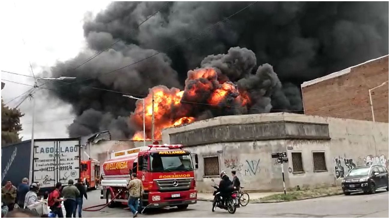 Incendio en una fabrica de colchones en Avellaneda.