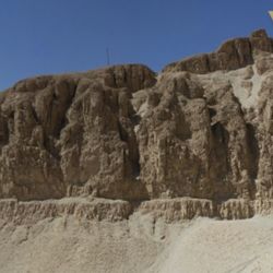 Fue encontrada en el Valle de la Cachette Real, que está ubicado entre el Valle de los Reyes y el templo de Hatshepsut de Deir El Bahari, en Luxor, Egipto.