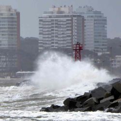 Las olas rompen sobre el paseo marítimo durante el paso de un ciclón subtropical en Punta del Este, Uruguay. RICARDO FIGUEREDO / AFP | Foto:AFP