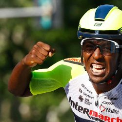El ciclista eritreo del equipo Wanty, Biniam Girmay Hailu (L), celebra mientras cruza la línea de meta para ganar la décima etapa de la carrera ciclista Giro d'Italia 2022, 196 kilómetros entre Pescara y Jesi, en el centro de Italia. Luca Bettini / AFP | Foto:AFP