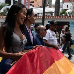 Miembros de la comunidad LGBTI participan en una marcha en el Día Internacional contra la Homofobia, la Transfobia y la Bifobia en Caracas. Yuri CORTEZ / AFP | Foto:AFP