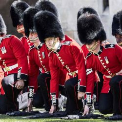 Los miembros del 1.er Batallón de Guardias Irlandeses dejan sus armas en el suelo antes de dar tres vítores al Príncipe Guillermo de Gran Bretaña, Duque de Cambridge durante una ceremonia en el Cuadrángulo del Castillo de Windsor. RICHARD POHLE / POOL / AFP | Foto:AFP