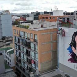 En esta vista aérea, los trabajadores pintan un mural que representa al candidato presidencial colombiano de la coalición Equipo Colombia, Federico Gutiérrez, en Bogotá, antes de las elecciones generales. Raul ARBOLEDA / AFP | Foto:AFP