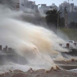 Olas rompen sobre la Rambla de Montevideo durante el paso de un ciclón subtropical. Pablo PORCIUNCULA / AFP | Foto:AFP