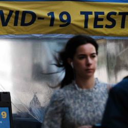 La gente pasa por un sitio de prueba de Covid en la ciudad de Nueva York, pasó de un nivel de alerta de COVID-19  | Foto:AFP