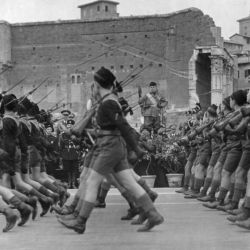 Escenas de la ocupación alemana en Italia.