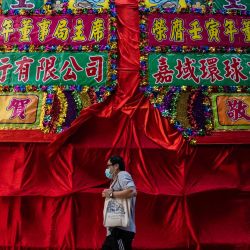 Un hombre pasa junto a un mensaje de felicitación para el presidente de una empresa privada en Hong Kong. ISAAC LAWRENCE / AFP | Foto:AFP