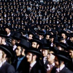 Miles de Satmar Hasidim asisten a las celebraciones de la festividad judía de Lag Baomer en el pueblo de Kiryas Joel, Nueva York. EDUARDO MUNOZ / AFP | Foto:AFP
