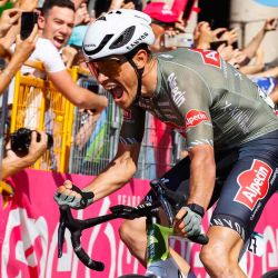 El ciclista italiano del equipo Alpecin-Fenix Stefano Oldani celebra después de cruzar la línea de meta para ganar la 12ª etapa de la carrera ciclista Giro d'Italia 2022, 204 kilómetros de Parma a Génova. Luca Bettini / AFP  | Foto:AFP