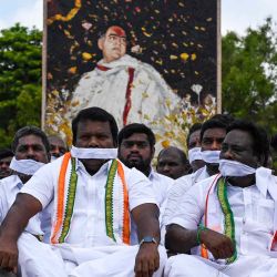 Activistas y simpatizantes del partido del Congreso participan en una manifestación para protestar contra la liberación de un hombre encarcelado por el asesinato del ex primer ministro Rajiv Gandhi en su memorial en Sriperumbudur. Arun SANKAR / AFP | Foto:AFP