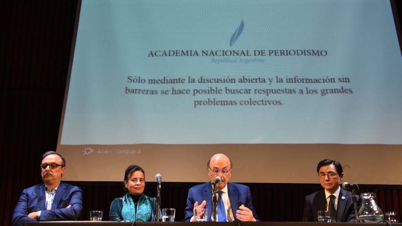 Entrega de los diplomas de la academia nacional de periodismo.