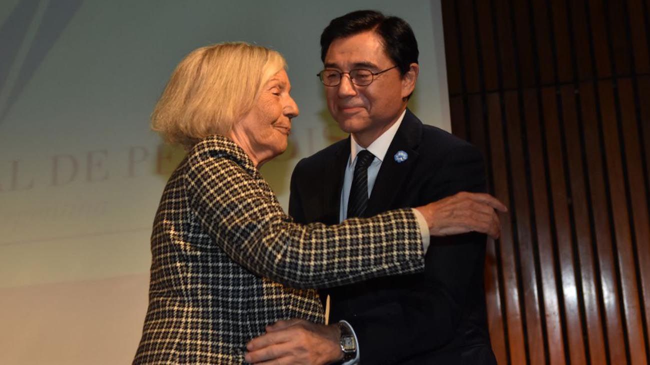 Entrega de los diplomas de la academia nacional de periodismo.