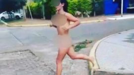 Insólito video: comió hongos alucinógenos, corrió desnuda por la calle y se tiró al río
