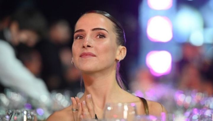 Ámbar de Benedictis te enseña a usar de forma diferente el clásico vestido negro