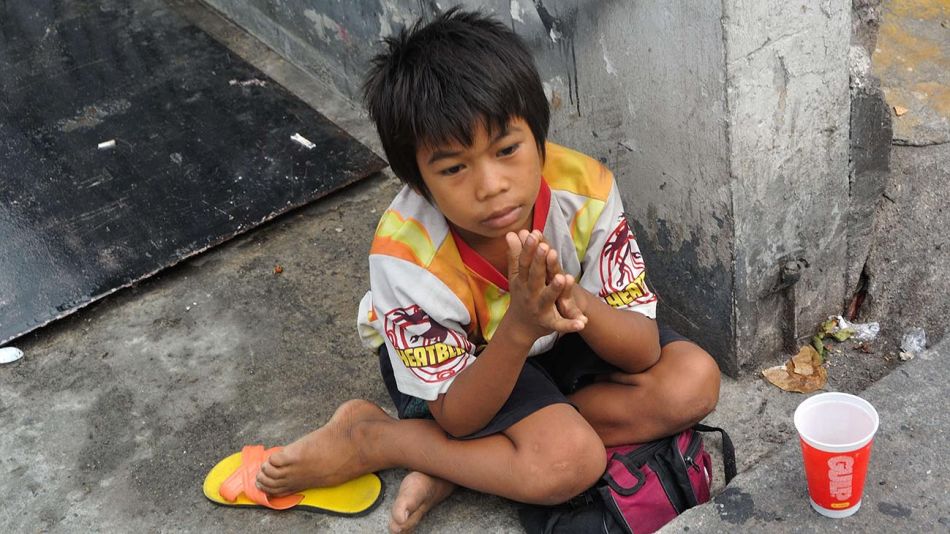 Niño pobre pidiendo 20220519