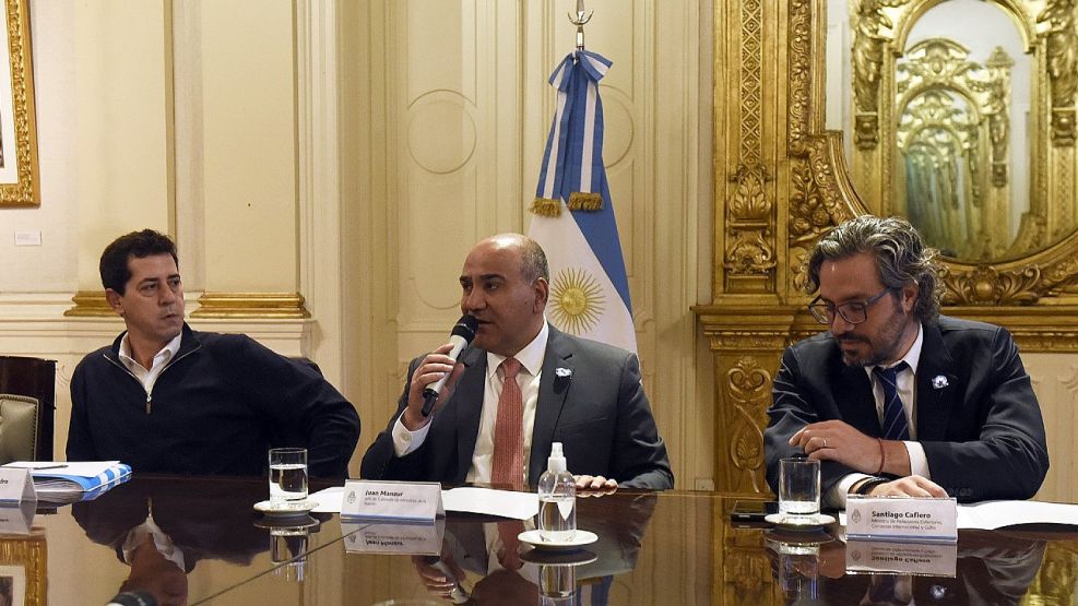 Eduardo Wado de Pedro, Juan Manzur y Santiago Cafiero, en reunión de Gabinete