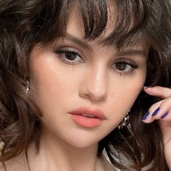 Selena Gomez's trick haircut: refines the face, rejuvenates and makes you taller