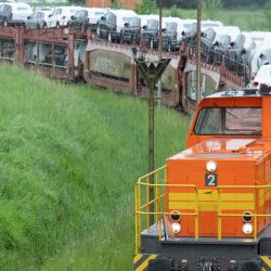 Una locomotora del grupo Volkswagen (VW) transporta automóviles por ferrocarril en el complejo del sitio de producción del fabricante de automóviles alemán en Emden, norte de Alemania. DAVID HECKER / AFP | Foto:AFP