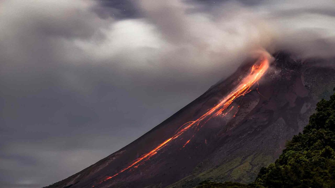 La lava fluye desde el cráter del monte Merapi, el volcán más activo de Indonesia, visto desde la aldea de Turgo en Sleman. GARRY LOTULUNG / AFP | Foto:AFP
