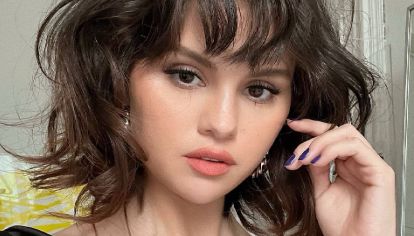El corte de pelo con truco de Selena Gómez: afina el rostro, rejuvenece y te hace más alta