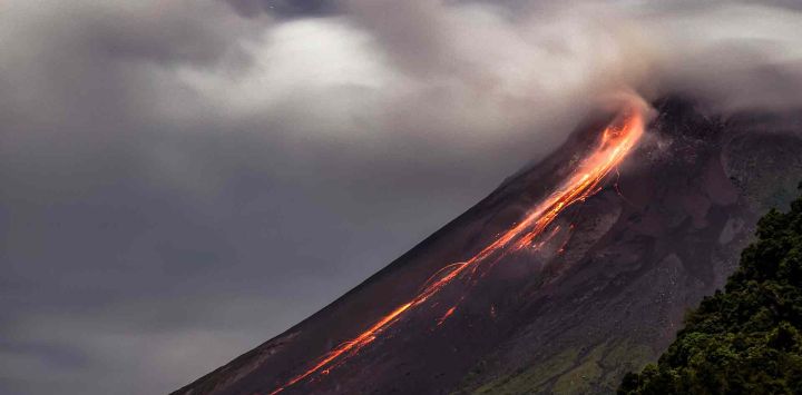 La lava fluye desde el cráter del monte Merapi, el volcán más activo de Indonesia, visto desde la aldea de Turgo en Sleman. GARRY LOTULUNG / AFP