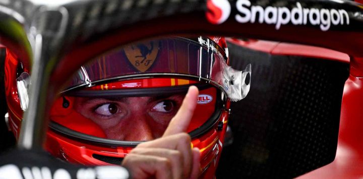 El piloto español de Ferrari, Carlos Sainz Jr, se prepara antes de la primera sesión de práctica en el Circuito de Cataluña en Montmeló, en las afueras de Barcelona. GABRIEL BOUYS / AFP